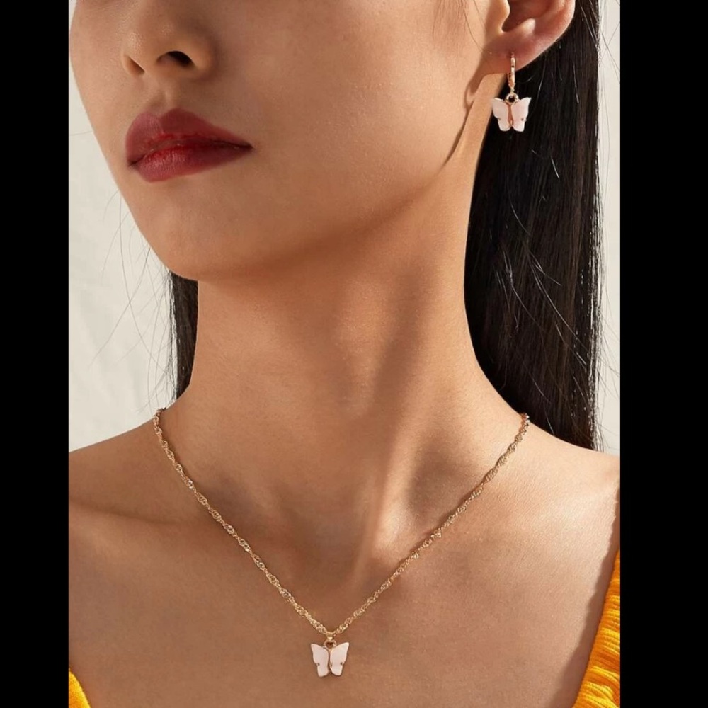 🔥3/$25🔥3 Piece Butterfly Charm Necklace Set - Picture 6 of 6